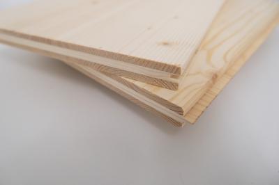 Massiv-Verlegeplatten 3-Schicht nordische Fichte B/C, 4-seitig Nut/Kamm (30/Pal.)